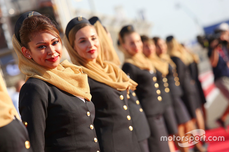 Chicas de la parrilla en el desfile de pilotos