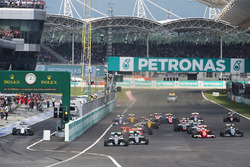 Lewis Hamilton, Mercedes AMG F1 W07 Hybrid mène au départ