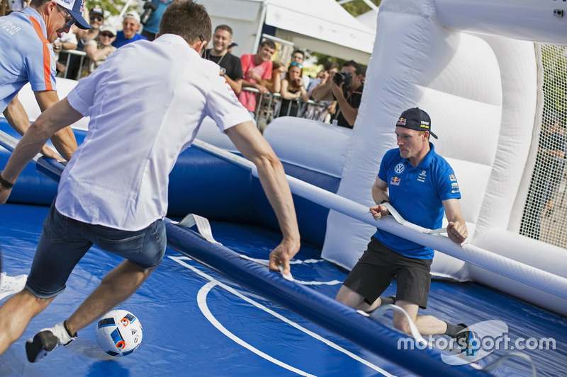 Sébastien Ogier, Jari-Matti Latvala, Volkswagen Motorsport, juegan futbolito