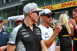 Nico Hulkenberg, Sahara Force India F1 y Jenson Button, McLaren en el desfile de pilotos