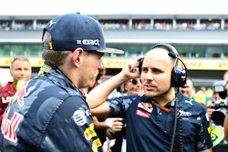 Max Verstappen, Red Bull Racing in gesprek met race-engineer Gianpiero Lambiase op de grid