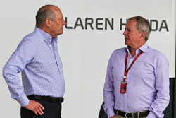Керівник McLaren Рон Денніс, коментатор Sky Sports Мартін Брандл