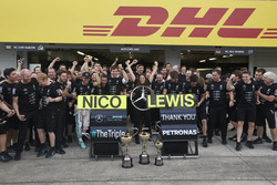 Nico Rosberg, Mercedes AMG F1 et Lewis Hamilton, Mercedes AMG F1 fête le titre constructeurs de Mercedes avec Niki Lauda, directeur non-exécutif Mercedes; Toto Wolff, directeur exécutif Mercedes AMG F1 et le reste de l'équipe