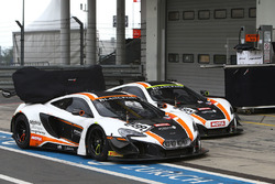 #58 Garage 59, McLaren 650S GT3: Rob Bell, Alvaro Parente