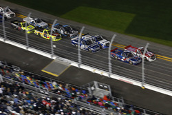 Timothy Peters, Red Horse Racing Toyota et Austin Theriault, Brad Keselowski Racing Ford mènent