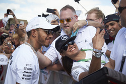 Болельщики и пилот Mercedes AMG F1 Льюис Хэмилтон