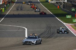 La Mercedes AMG safety-car precede Valtteri Bottas, Mercedes AMG F1 W09, Sebastian Vettel, Ferrari SF71H, Lewis Hamilton, Mercedes AMG F1 W09, e Max Verstappen, Red Bull Racing RB14 Tag Heuer