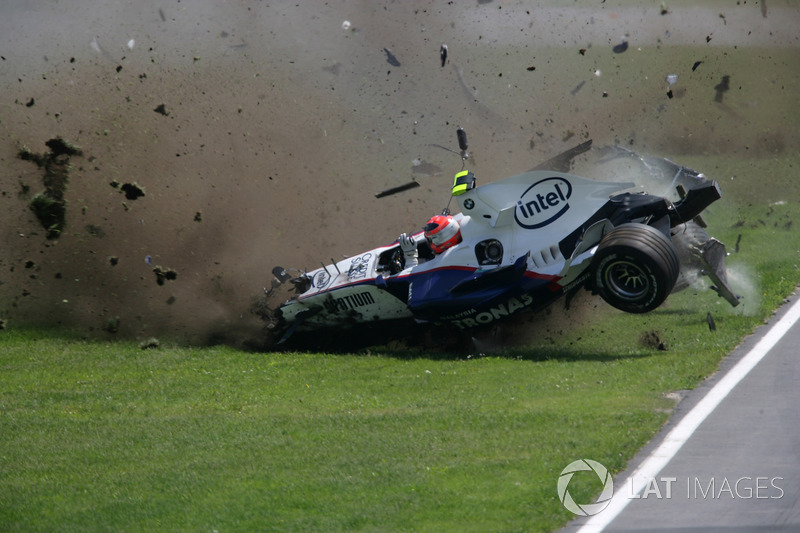 Robert Kubica, BMW Sauber F1.07, crashes heavily during the race