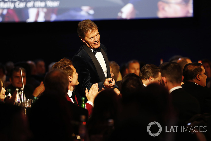 Malcolm Wilson recibe el Premio al coche de Rally del año por el Ford Fiesta.