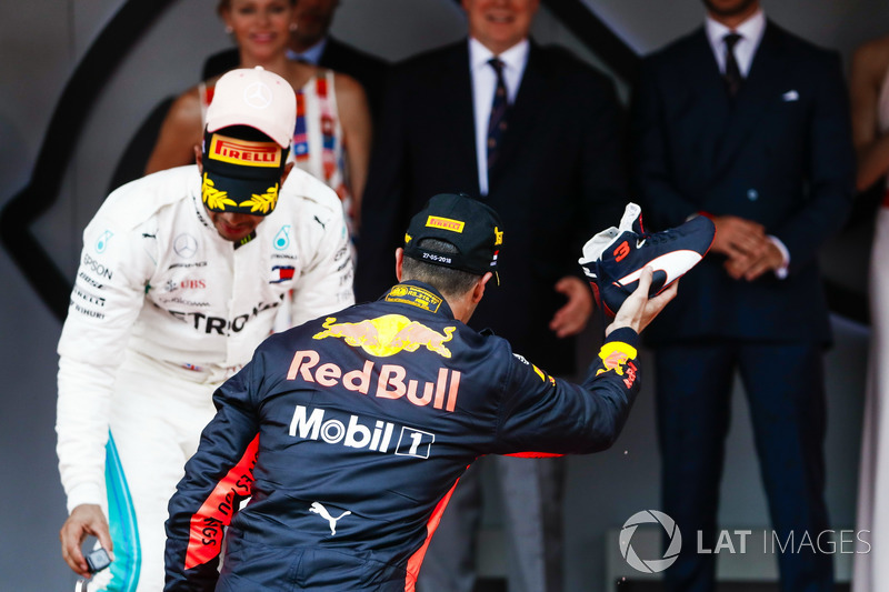 Le vainqueur Daniel Ricciardo, Red Bull Racing, se prépare à son désormais classique Shoey