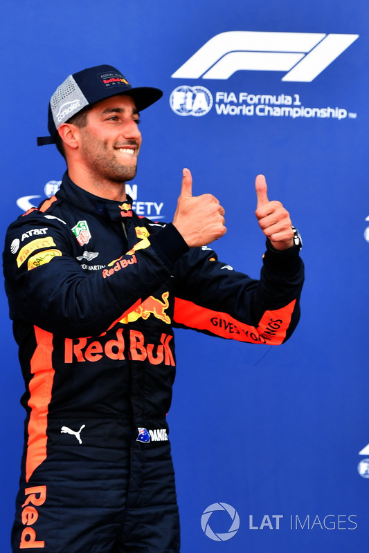 Il poleman Daniel Ricciardo, Red Bull Racing festeggia nel parco chiuso
