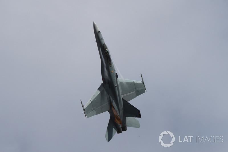 Pesawat FA-18 Hornet melintasi langit Albert Park