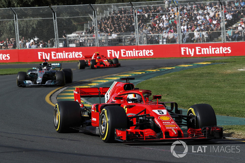 Sebastian Vettel, Ferrari SF71H devance Lewis Hamilton, Mercedes-AMG F1 W09