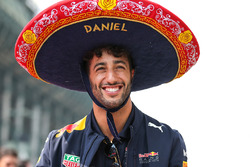 Temporada 2017 - Página 2 F1-mexican-gp-2017-daniel-ricciardo-red-bull-racing-on-the-drivers-parade-with-sombrero-ha