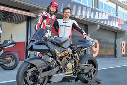 Keanu Reeves y Nico Terol en el Circuito Ricardo Tormo de Valencia