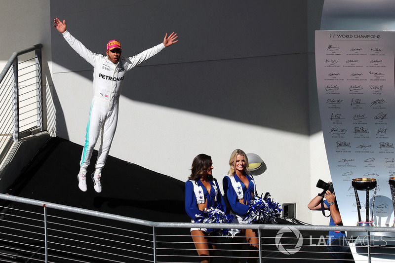 Il vincitore della gara Lewis Hamilton, Mercedes AMG F1 festeggia sul podio