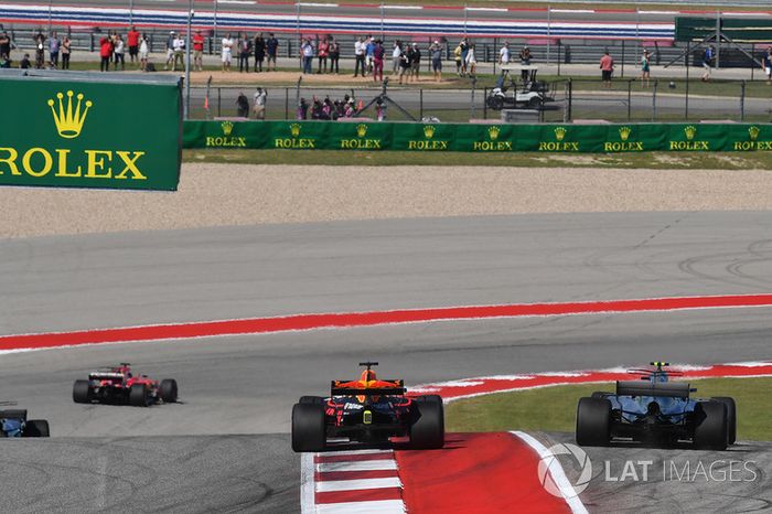 Valtteri Bottas, Mercedes-Benz F1 W08  and Daniel Ricciardo, Red Bull Racing RB13 battle