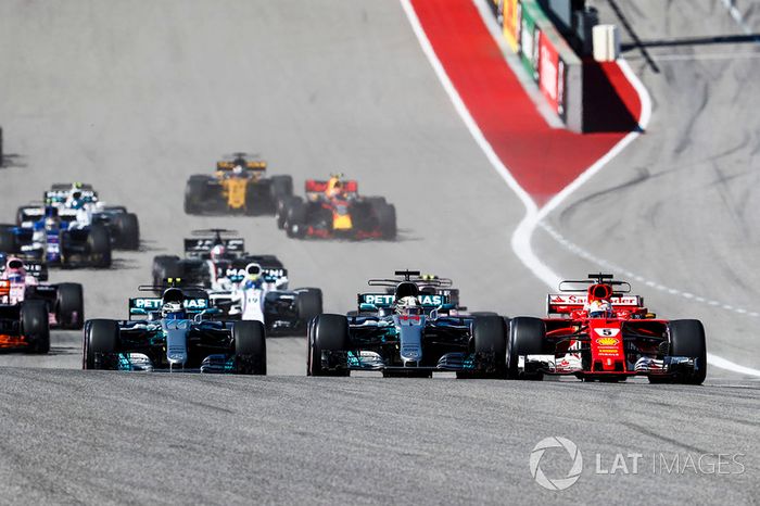 Lewis Hamilton, Mercedes AMG F1 W08, Sebastian Vettel, Ferrari SF70H