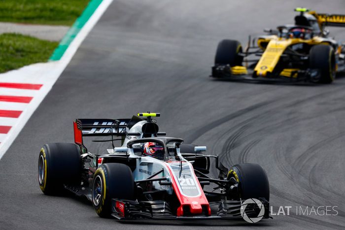 Kevin Magnussen, Haas F1 Team VF-18, Carlos Sainz Jr., Renault Sport F1 Team R.S. 18