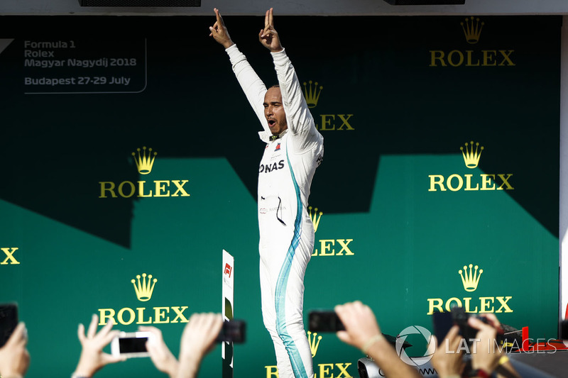 Le vainqueur Lewis Hamilton, Mercedes AMG F1 dans le parc fermé