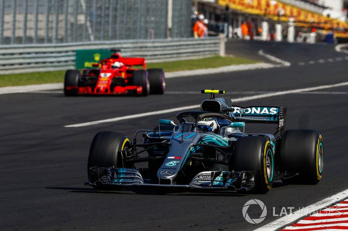 Valtteri Bottas, Mercedes AMG F1 W09 y Sebastian Vettel, Ferrari SF71H. Saliendo de los boxes