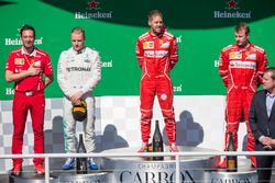 Podio: ganador de la carrera Sebastian Vettel, Ferrari, Segundo lugar Valtteri Bottas, Mercedes AMG F1, tercer lugar Kimi Raikkonen, Ferrari, Giuseppe Vietina, Ferrari