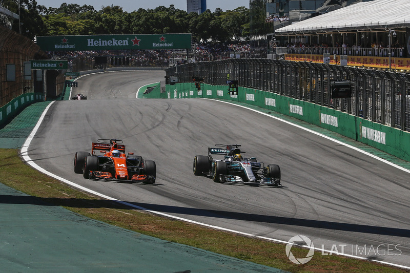 Fernando Alonso, McLaren MCL32 y Lewis Hamilton, Mercedes-Benz F1 W08