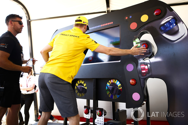 Nico Hulkenberg, Renault Sport F1 Team, esegue un test di reazione