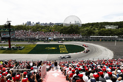 Lewis Hamilton, Mercedes AMG F1 W09, voor Daniel Ricciardo, Red Bull Racing RB14, en Kimi Raikkonen, Ferrari SF71H