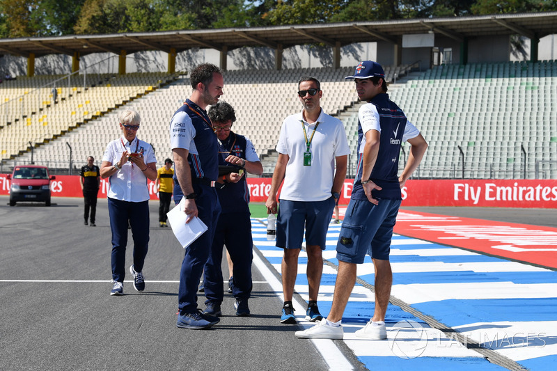 Lance Stroll, Williams, cammina lungo il circuito