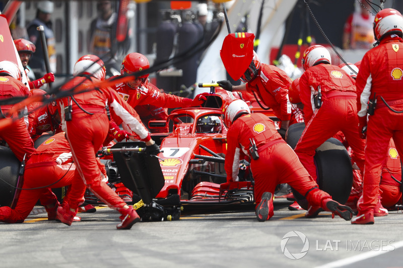 Kimi Raikkonen, Ferrari SF71H, effettua un pit stop