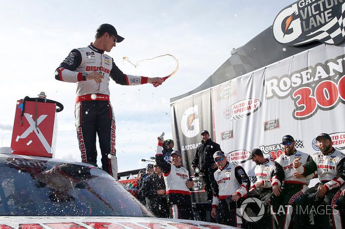 Joey Logano fez a festa no sábado, na prova da NASCAR Xfinity Series em Fontana, na Califórnia.