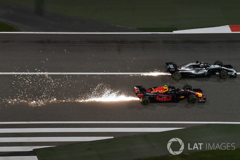 Max Verstappen, Red Bull Racing RB14 y Lewis Hamilton, Mercedes-AMG F1 W09 EQ Power+ batalla