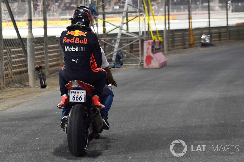 Max Verstappen, Red Bull Racing sur une moto après son accident