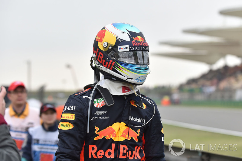 Daniel Ricciardo, Red Bull Racing stopped on track in FP3