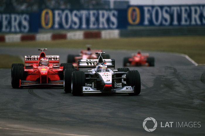 Mika Hakkinen, McLaren Mercedes MP4/13 ve Michael Schumacher, Ferrari F300