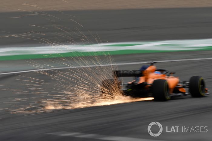 Fernando Alonso, McLaren MCL33 saca chispas