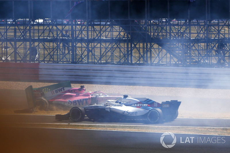 Sergio Perez, Force India VJM11, va sbattere contro un cartellone alla partenza, mentre transita Lance Stroll, Williams FW41