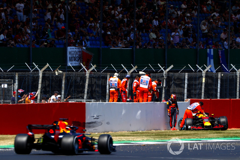 Max Verstappen, Red Bull Racing RB14, tras su accidente y Daniel Ricciardo, Red Bull Racing RB14