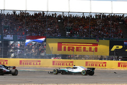 Lewis Hamilton, Mercedes-AMG F1 W09 startta spin atıyor