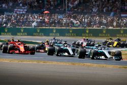 Valtteri Bottas, Mercedes AMG F1 W09, lidera a Lewis Hamilton, Mercedes AMG F1 W09, Kimi Raikkonen, Ferrari SF71H, al inicio de la carrera