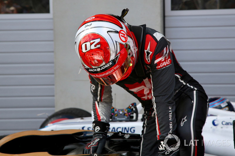 Kevin Magnussen, Haas F1 Team VF-18, nel parco chiuso