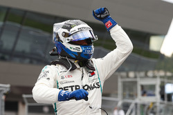 Valtteri Bottas, Mercedes AMG F1, festeggia la pole position