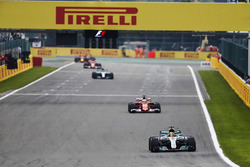 Lewis Hamilton, Mercedes AMG F1 W08, Sebastian Vettel, Ferrari SF70H