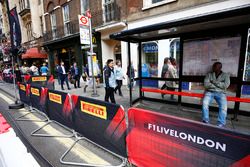 Una parada de autobús en Whitehall está acordonada por las barreras para el desfile de la calle mani