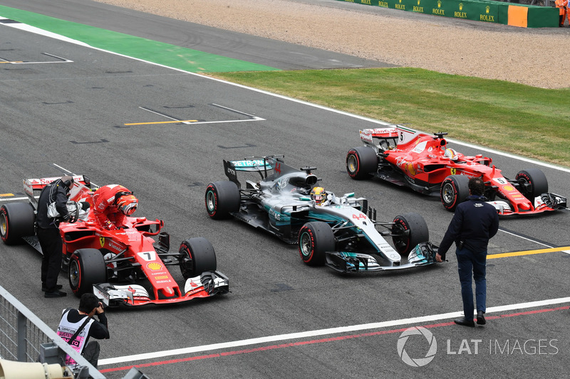 Кими Райкконен, Ferrari SF70H, Льюис Хэмилтон, Mercedes-Benz F1 W08, и Себастьян Феттель, Ferrari SF70H