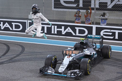 Друге місце Ніко Росберг, Mercedes AMG F1 W07 Hybrid святкує свої друге місце та титул Чемпіона світ