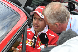 Sebastian Vettel, Ferrari parle à Johnny Herbert, Sky TV lors de la parade des pilotes