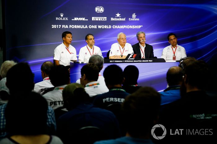 Chase Carey, presidente de Formula One, acoge una conferencia de prensa junto con el Presidente de Malasia
