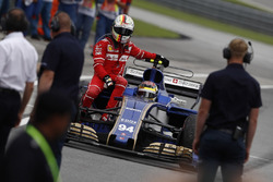 Sebastian Vettel, Ferrari, retourne aux stands sur la voiture de Pascal Wehrlein Sauber C36